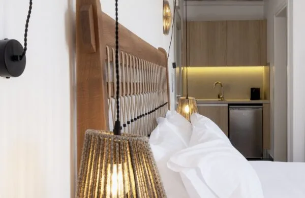 Deluxe Suite bedroom lamps