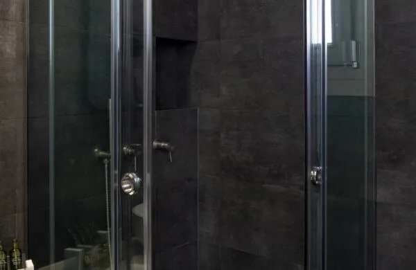 Deluxe Suite bathroom