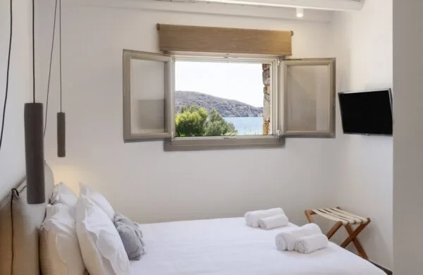 Deluxe Double bedroom with window view