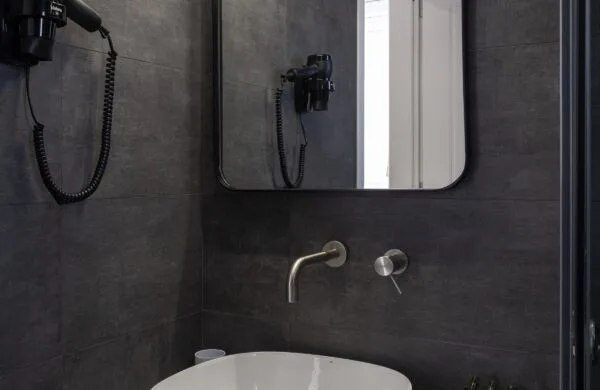 Deluxe Studio bathroom